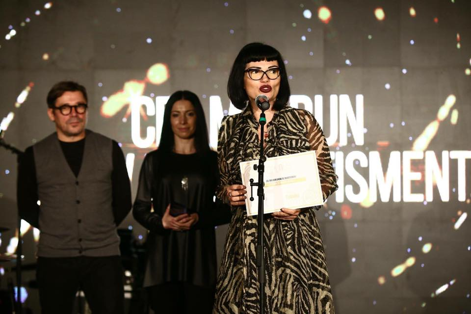 Ozana Barabancea, taxată la sânge de Iulia Albu pentru apariția de la Premiile TV Mania 2018: “Machiajul «scary doll face», iar sânul este…”