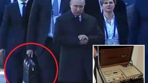 Așa arată "servieta nucleară" a lui Vladimir Putin! Care e butonul care poate declanșa Al Treilea Război Mondial