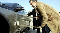 De la Gigi Becali care şi-a reparat Maybach-ul cu ranga, n-ai mai văzut aşa ceva! Şi-a „cârpit” în stradă parbrizul super-maşinii de 200.000 E!