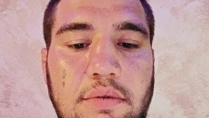 Proaspăt eliberat din închisoare, Salim a ieșit la plimbare, pe Bd. Tomis din Constanța. A văzut o femeie în scaun cu rotile și a întrebat-o dacă are cont de Facebook și dacă dorește să îl cunoască mai bine. Ce a urmat depășește orice imaginație