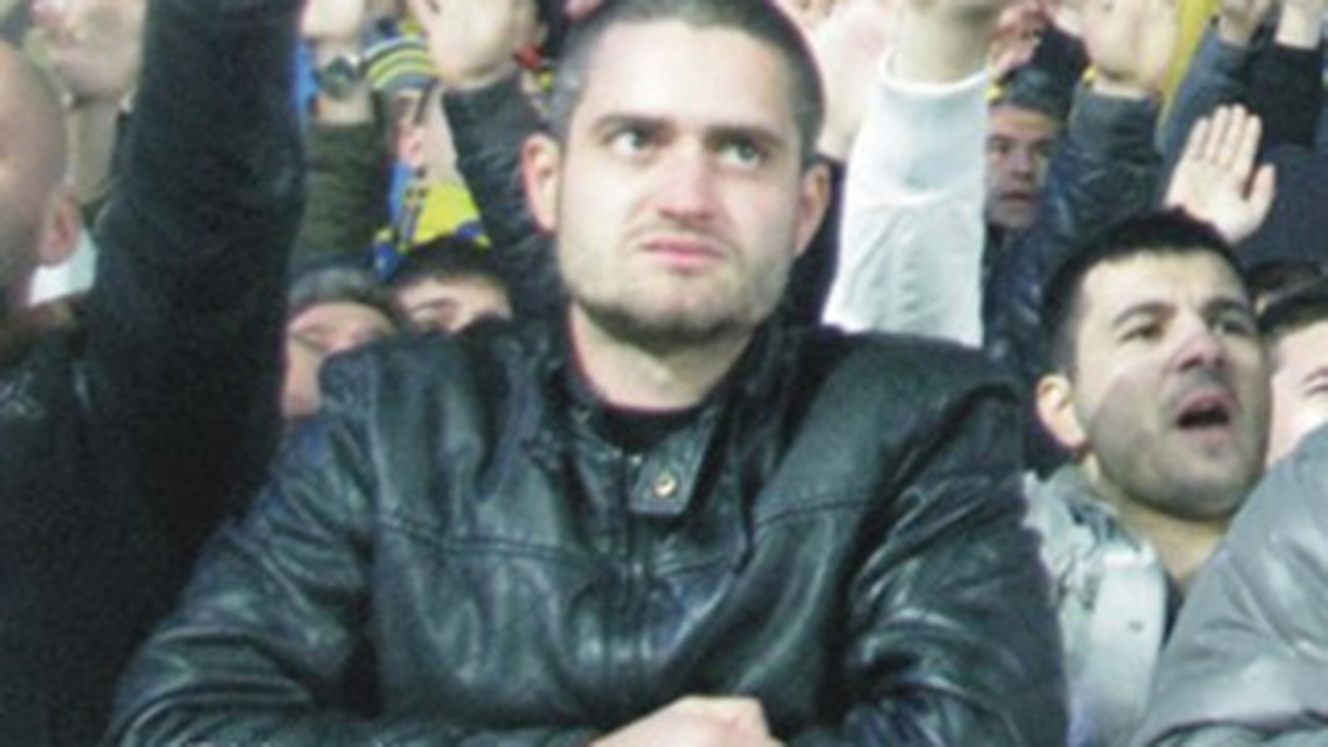 EXCLUSIV Detalii despre peluzarul huligan! "E dement si tare in pumn! Ceilalti doi aveau rol de diversiune sa-i prosteasca pe stewarzi". Afla cu ce se ocupa cand nu da cu pumnul!