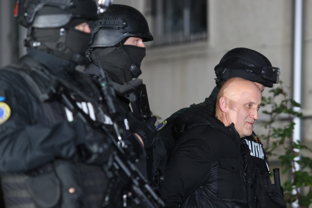 Horațiu Potra este escortat de polițiști în afara sediului IPJ Prahova, în Ploiești, 8 decembrie 2024. Inquam Photos / George Călin