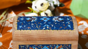 Ce a putut să găsească o văduvă într-o cutie de biscuiți veche de 50 de ani. Soțul ei ascunsese, de fapt, o comoară!