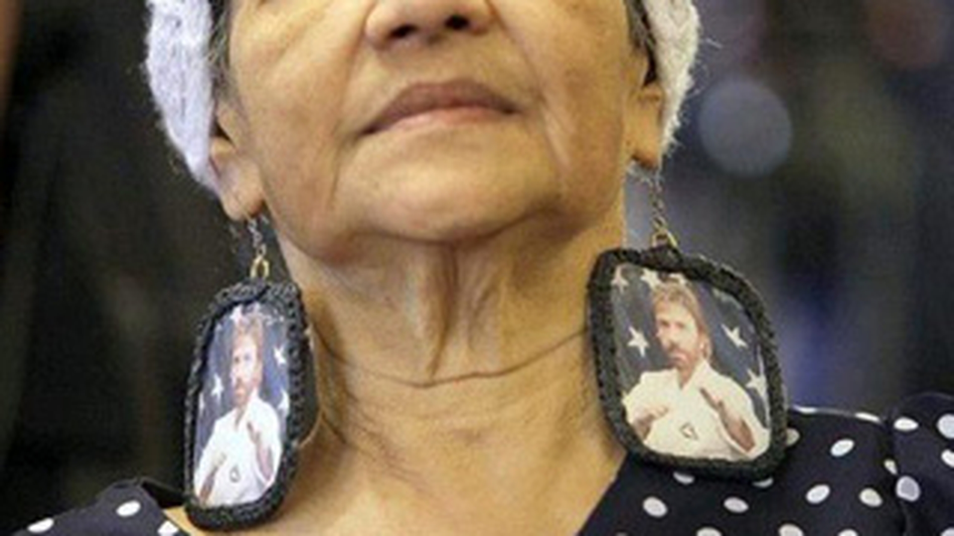 Ultima moda in materie de accesorii: cerceii Chuck Norris! Poarta-i si nu vei fi atacata de hoti!