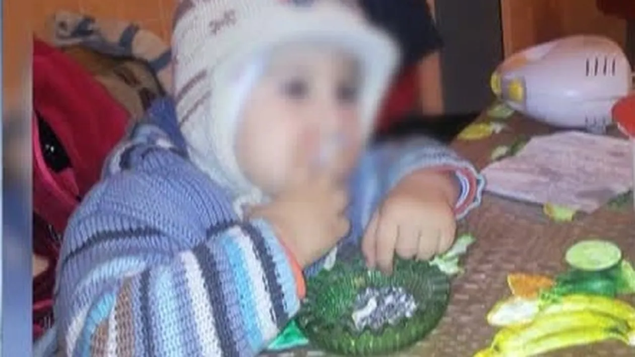 Imaginea socanta care ii scandalizeaza pe cei de la Protectia Copilului! Un micut fumeaza si se lasa fotografiat de parinti