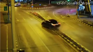Accident spectaculos într-un sens giratoriu din Suceava! Șoferul a fugit de la fața locului
