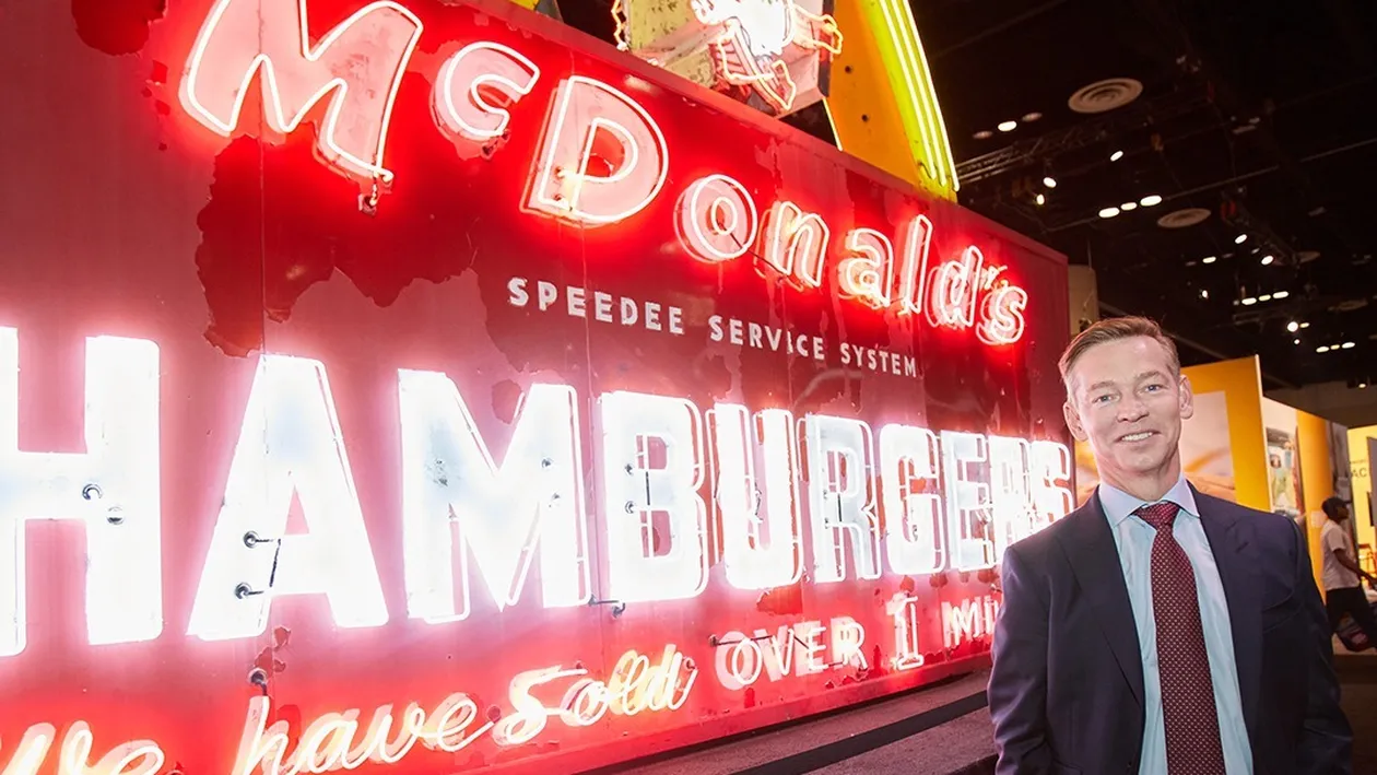 CEO‑ul McDonald’s, Chris Kempczinski, dă vina pe mama sa pentru clipul viral cu burgerul. Cum se scuză după gafa colosală comisă