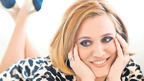 Asa sigur n-ai mai vazut-o! Andreea Esca, imbracata intr-o tinuta speciala pentru anotimpul ploios! O razi copios cand o vei vedea