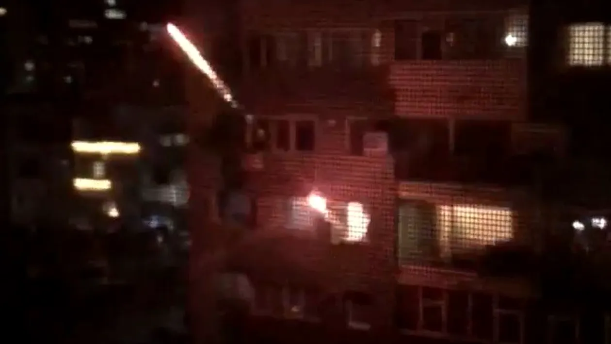 Scene incredibile în Constanța: un locuitor din cartierul Tomis a aruncat cu artificii pe geam