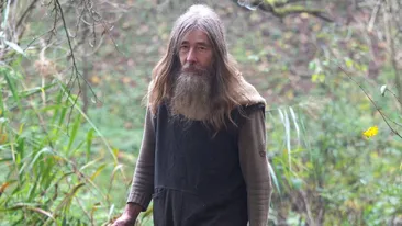 Din anul 1980, bărbatul din imagine trăiește în pădure, fără apă sau curent electric. Ce mănâncă și din ce face bani