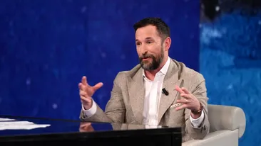 Actorul după care toate româncele suspinau în anii '90 este schimbat total. Recunoști cine este marea vedetă din imagine?