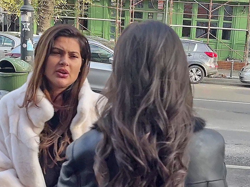Roxana Dobre, într-o discuție cu o prietenă (SURSA FOTO: CANCAN.RO)
