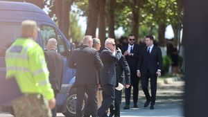 S-a dat pachet, dar cu ”frână”. Ce s-a împărțit la înmormântarea lui Ion Iliescu? Doar 20 de oficialități au primit