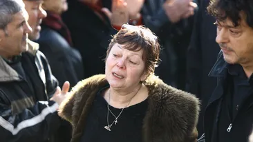 Anca Pandrea a facut scandal la mormantul lui Iurie Darie! S-a certat cu groparii pentru ca cineva ar fi furat o panglica!