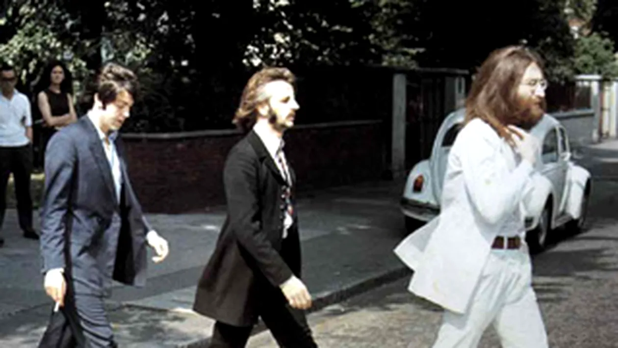 Costumul purtat de John Lennon pe trecerea de pietoni pe Abbey Road, vandut cu 47.420 de dolari