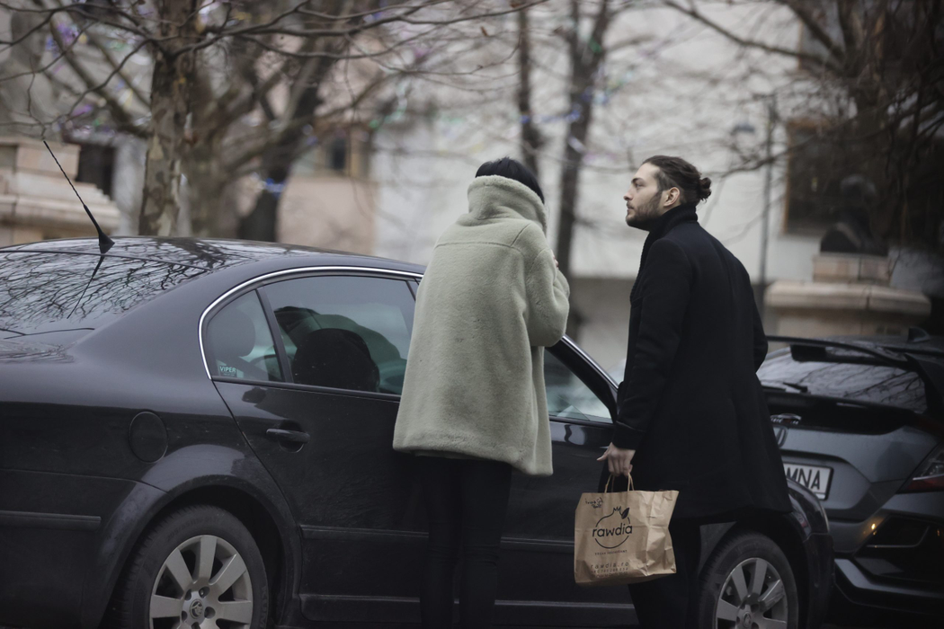 Toto, absorbit de discuțiile cu iubita lui (Foto: CANCAN.RO)