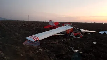 Doi oameni au murit după ce un avion s-a prăbuşit în judeţul Arad