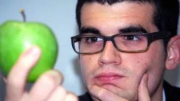 Florin Calinescu, ingenuncheat la capataiul fiului sau! A fost ajutat de cunoscuti sa se ridice de langa cosciugul lui Luca