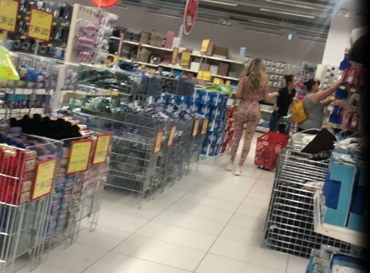 Roxana a întors capetele în magazin