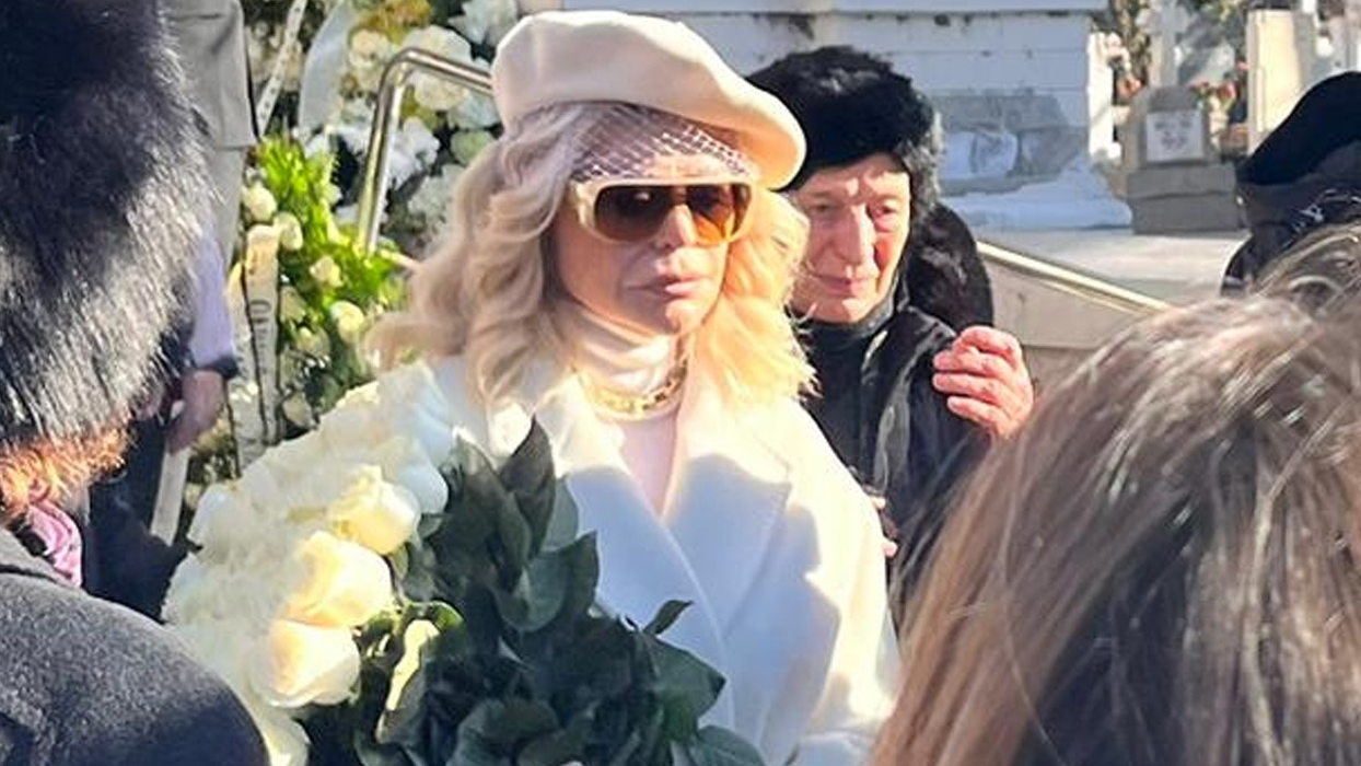 Loredana Groza, îngenuncheată de durere la înmormântarea tatălui. Momentul în care artista a cedat lângă sicriu