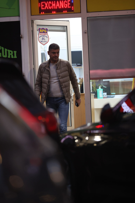 Cristian Boureanu iese din casa de schimb valutar (Foto: CANCAN.RO)