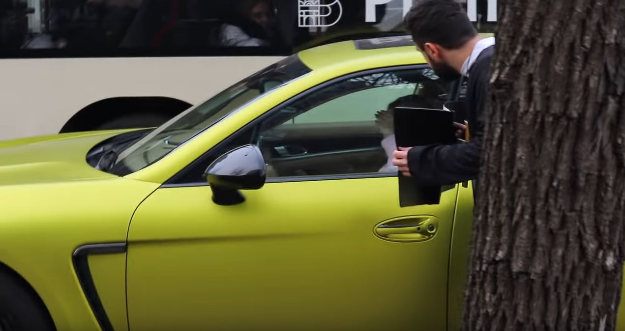 Un preot s-a apropiat de geamul Porsche-ului condus de Anda Adam și i-a cerut bani. Ce a urmat e neașteptat