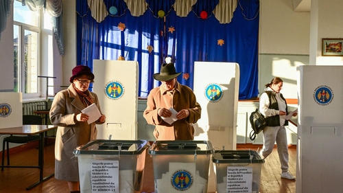 Sute de moldoveni sunt acuzați că și-au vândut voturile la alegerile de duminică. Ce riscă ei