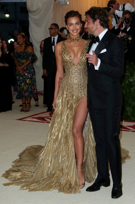 Rochia originală de la Versace a fost purtată, în 2018, de Irina Shayk, la Met Gala
