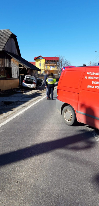 Accident spectaculos în Suceava! O mașină de poliție aflată în misiune a fost făcută praf