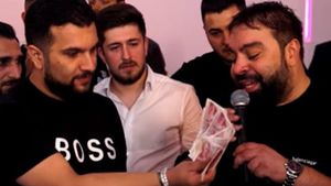Un bărbat i-a dat lui Tzancă Uraganu bani falși pentru dedicații. Cum a reacționat manelistul când și-a dat seama