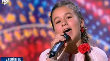 O fetita de numai 12 ani a ridicat o sala intreaga in picioare, la Romanii au talent! Sunt fericita dupa melodia asta!