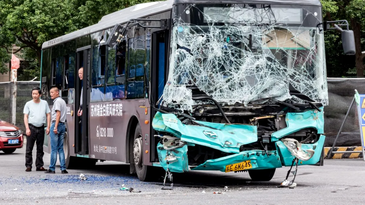 Tragedie de neînchipuit: Zeci de părinți și elevi spulberați de un autobuz, în fața școlii. Durere fără margini