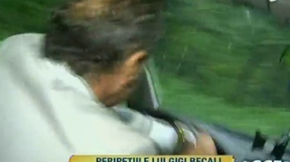 Gigi Becali, asa cum nu l-ai vazut niciodata! Uite cum conduce pe teren accidentat si cum merge prin noroi in costum!"