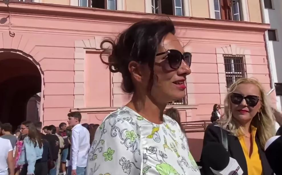 Carmen Iohannis a atras toate privirile în prima zi de școală/ sursă foto: captură video Mesageruldesibiu