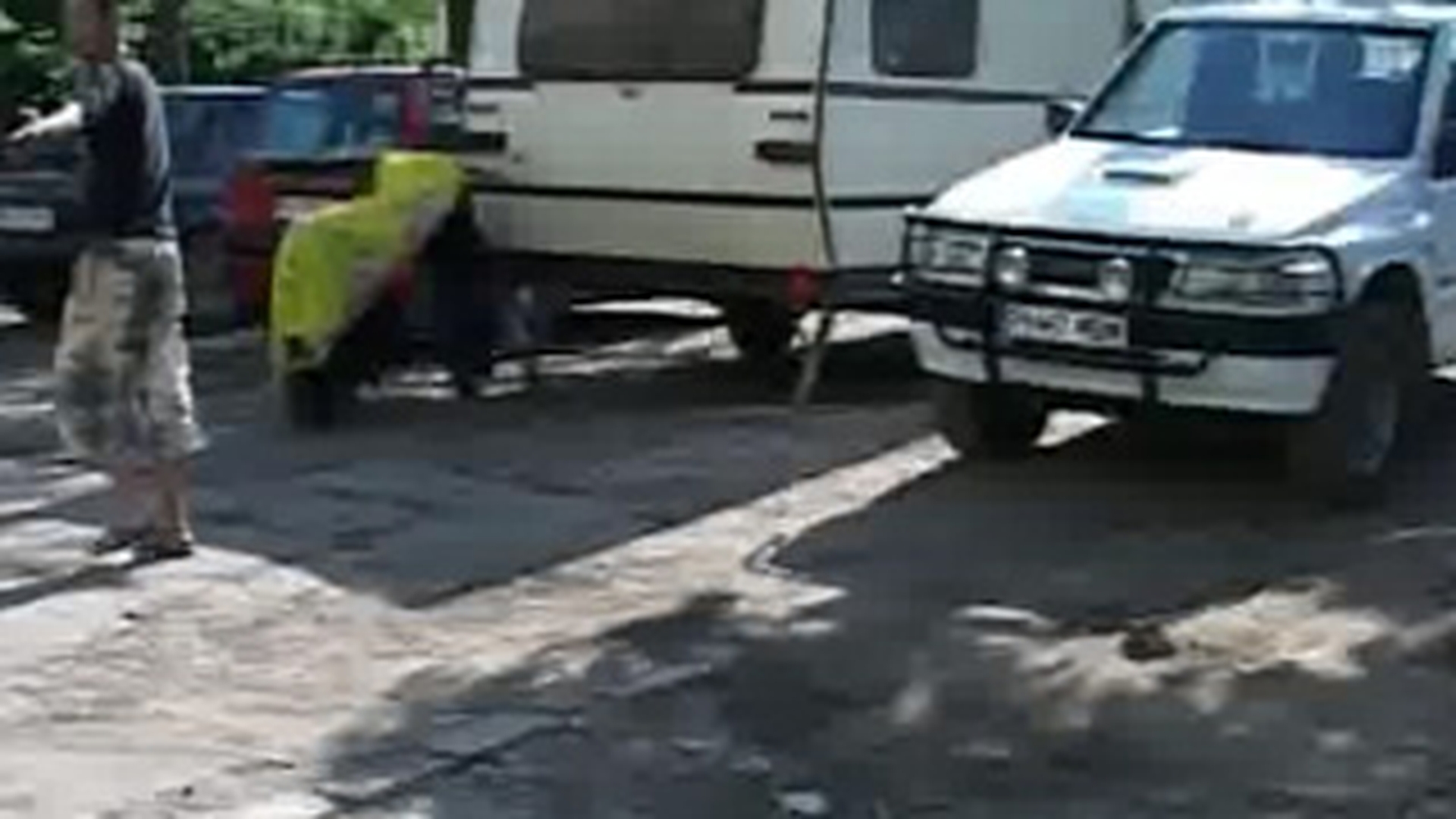 VIDEO Sta in locuinta sociala dar are trei masini, rulota si televizor LCD!