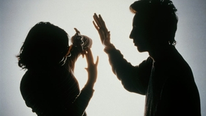 O tânără de 19 ani a refuzat să facă amor cu soțul său de 51 de ani. Bărbatul a început să o lovească, dar apoi numai el a avut de suferit. Totul s-a năruit într-o clipă
