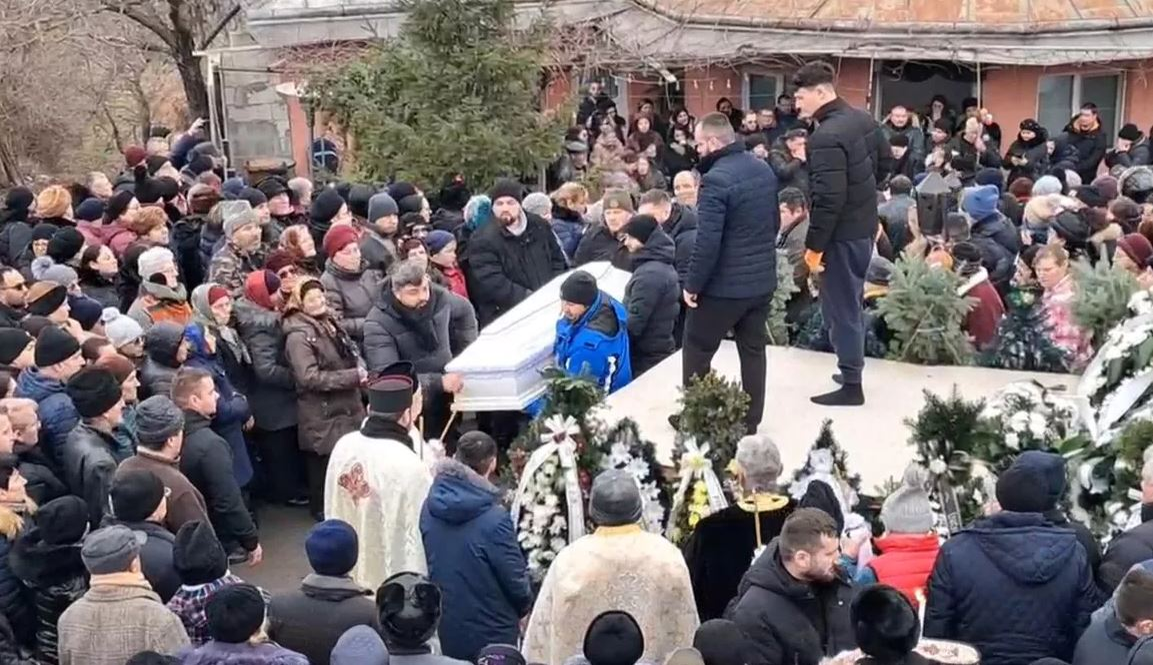 Imagini sfâșietoare! Constantin și Teodora au fost înmormântați împreună, iar micuța Sofia între ei