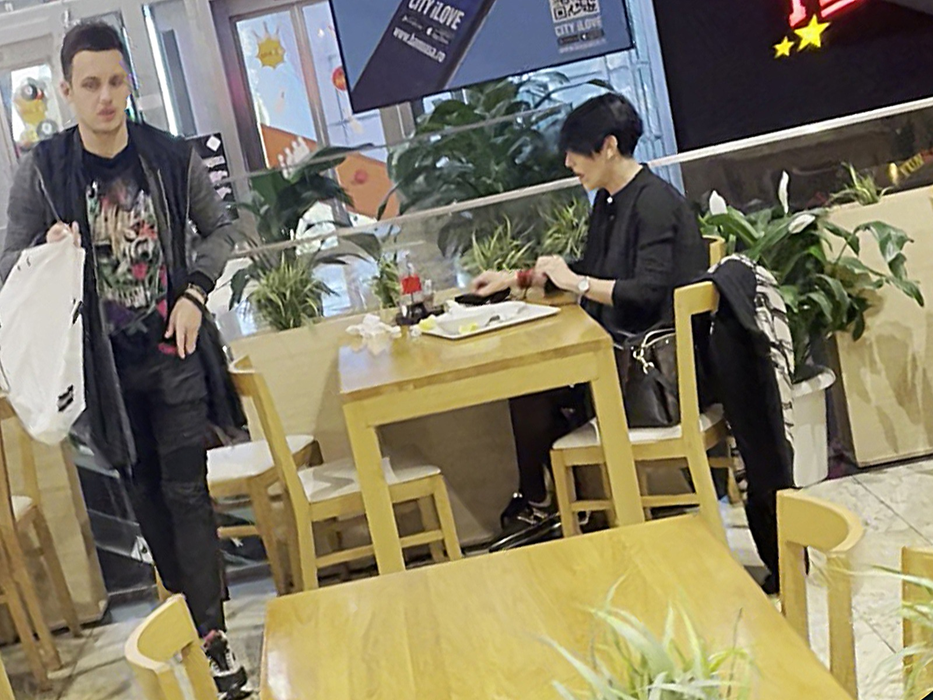 Patrizia Paglieri și fiul ei, Francesco, au dat o tură de mall, finalizată la restaurant