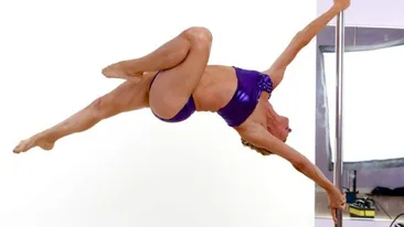 Călătorii au rămas muți de uimire! O tânără a urcat în autobuz, s-a dezbrăcat în pielea goală și…