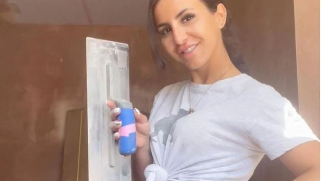 Cum arată femeia de 27 de ani care a ales să tencuiască pentru bani: Mi se spune că sunt prea frumoasă pentru asta