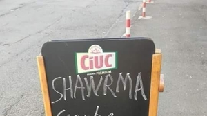 Anunțul devenit viral amplasat la intrarea unui resturant din Tulcea: "Shawrma, ceorbe, pui și.."