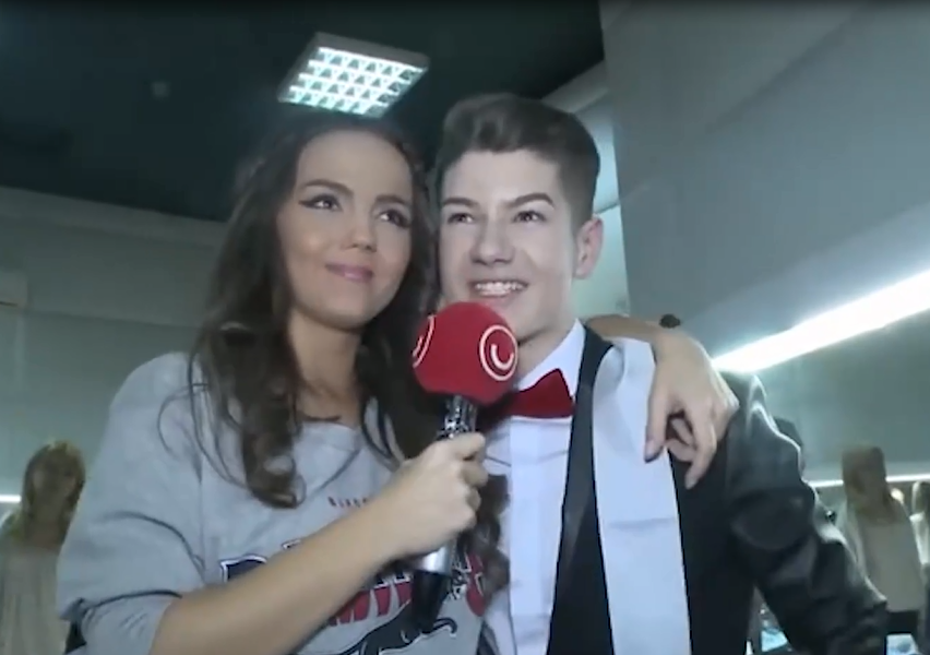 Vedeta din imagine a crescut și a ajuns la Power Couple! Recunoști cine e tânărul din poze?