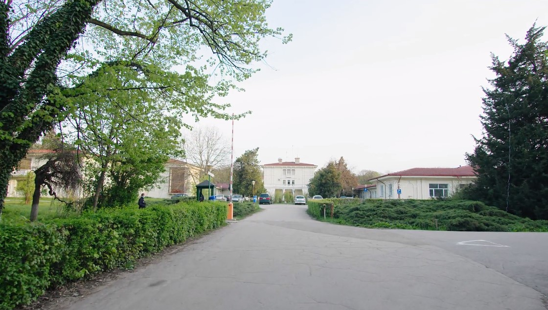 Locul ascuns din România făcător de minuni. Multe vedete, milionari și politicieni îi trec pragul pentru a întineri