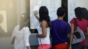 Guvernul vrea sa ii premieze pe elevii care au obtinut media 10 la bacalaureat