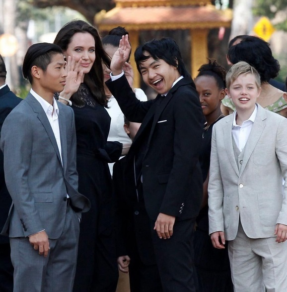Angelina Jolie, împreună cu cei şase copii
sursă: justjared.com