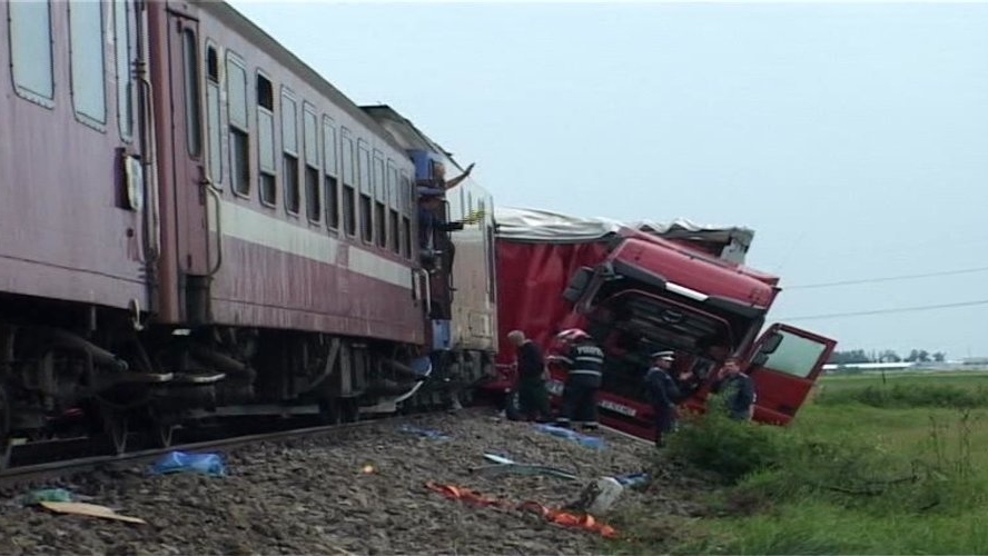 Traficul feroviar în Ialomița,oprit după ce un tren de marfă a lovit un TIR, reluat pe un fir
