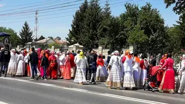 Nepot de bulibașă, condus cu fast pe ultimul drum, în Vrancea! Peste 100 de persoane au fost la înmormântare VIDEO