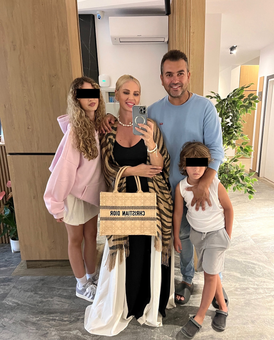 Andreea Bănică, alături de familia ei/ Sursa foto: Instagram