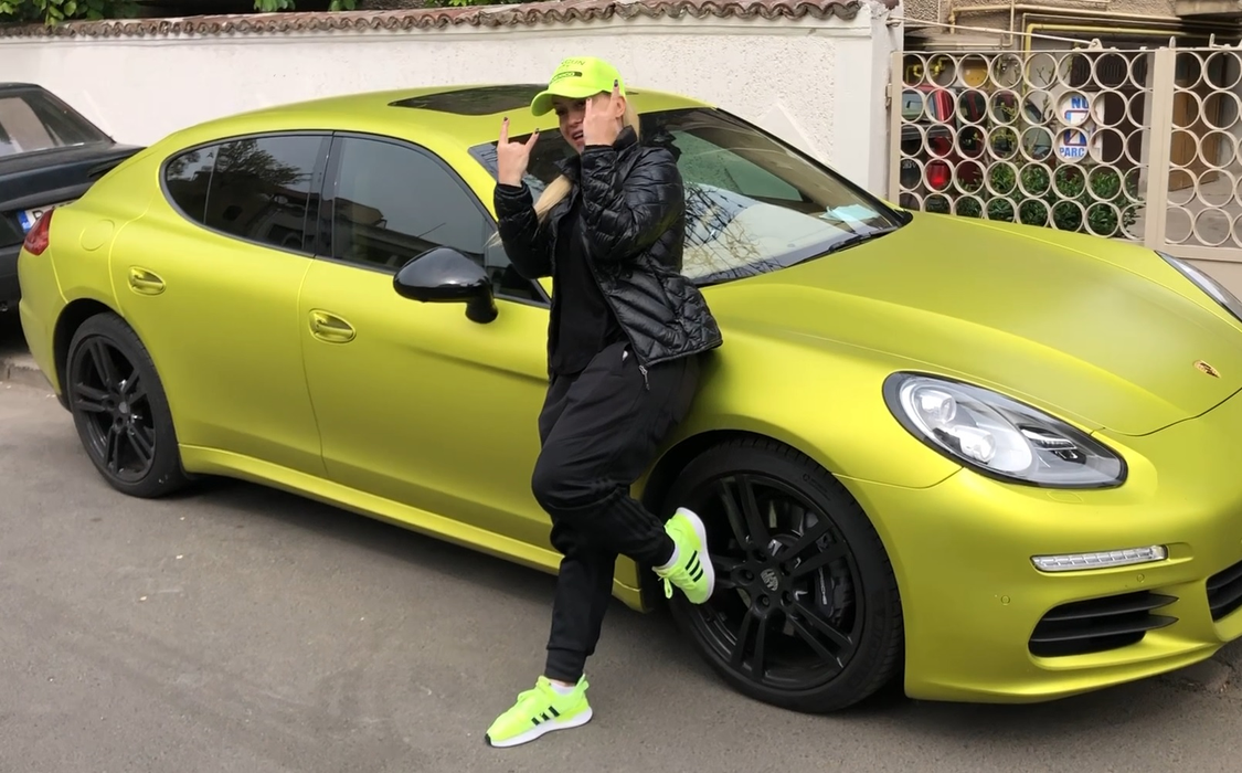 Anda Adam și-a ”asortat” bolidul de lux cu adidașii și șapca!
