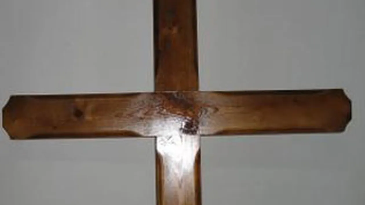 I-au lasat o cruce la usa unui barbat pentru ca i-a reclamat la politie